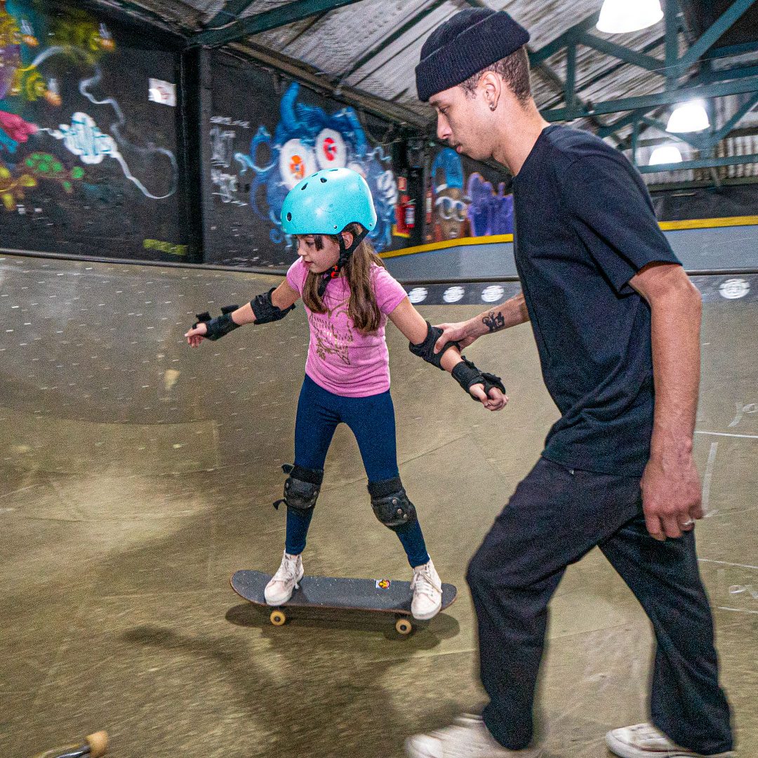 Um curso gratuito de skate para crianças no skatepark de