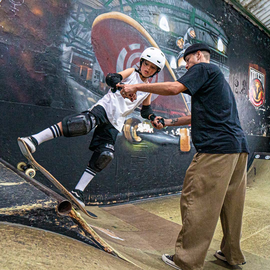 Um curso gratuito de skate para crianças no skatepark de